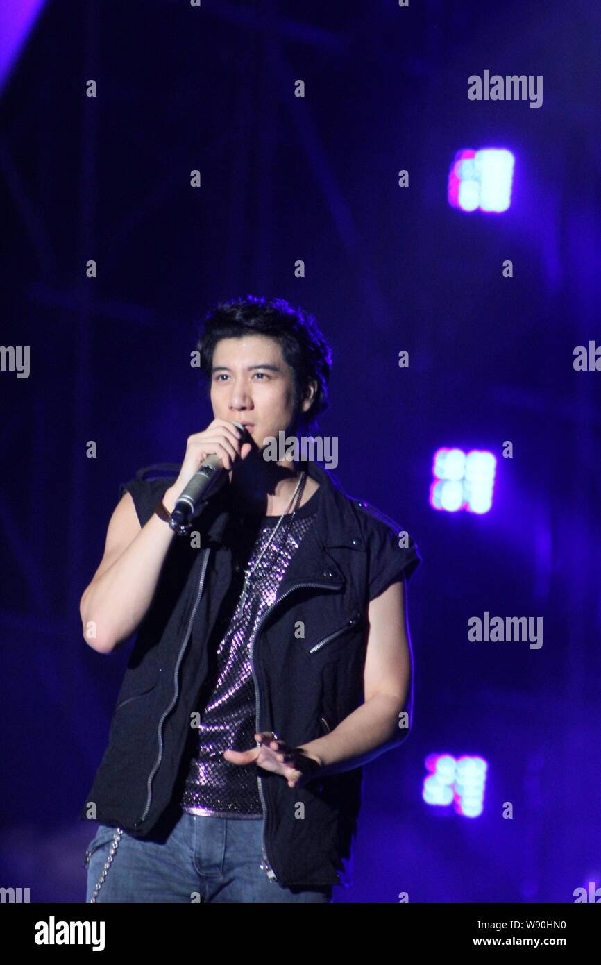 Cantante Taiwanese Leehom Wang esegue durante l'ovest di Shanghai Bund Music Festival in Cina a Shanghai, 8 settembre 2014. Foto Stock