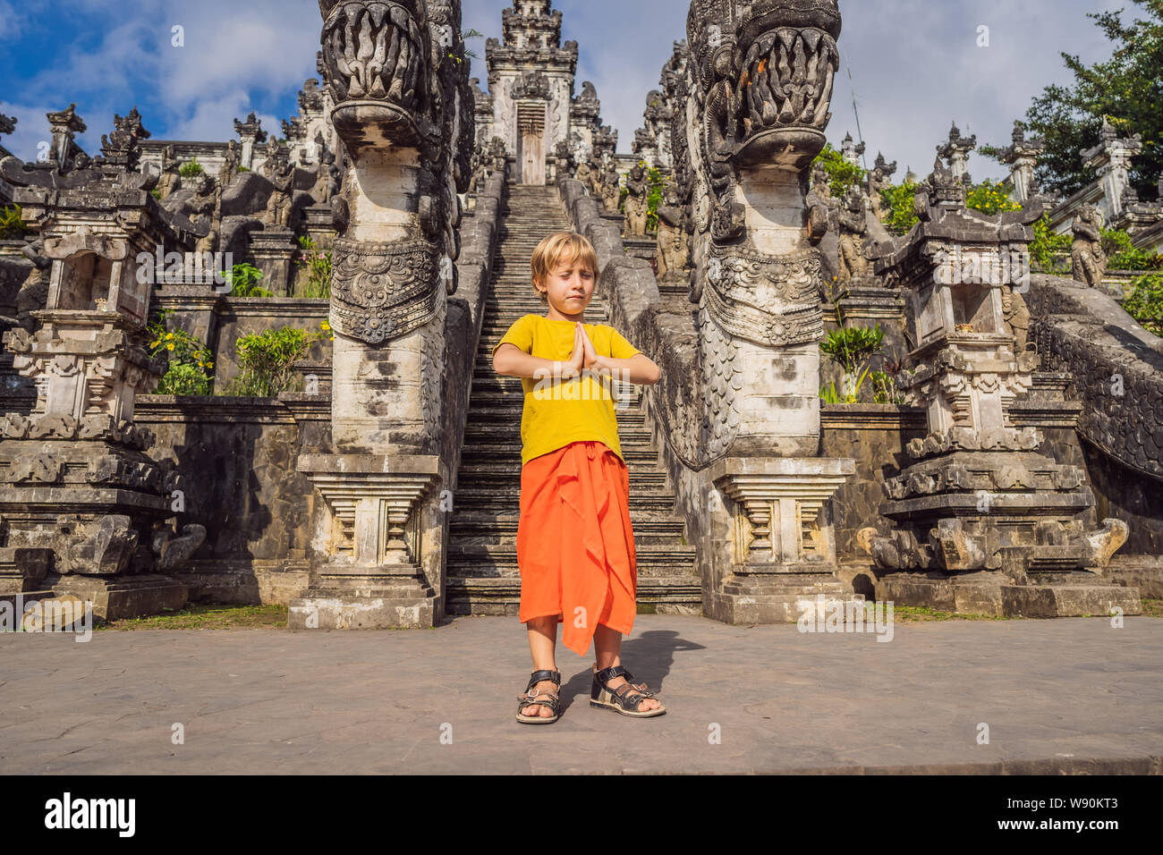 Ragazzo tourist sullo sfondo di tre scale di pietra in bella Pura Luhur Lempuyang tempio. Paduraksa portali di ingresso di marcatura per mezzo sanctum jaba Foto Stock