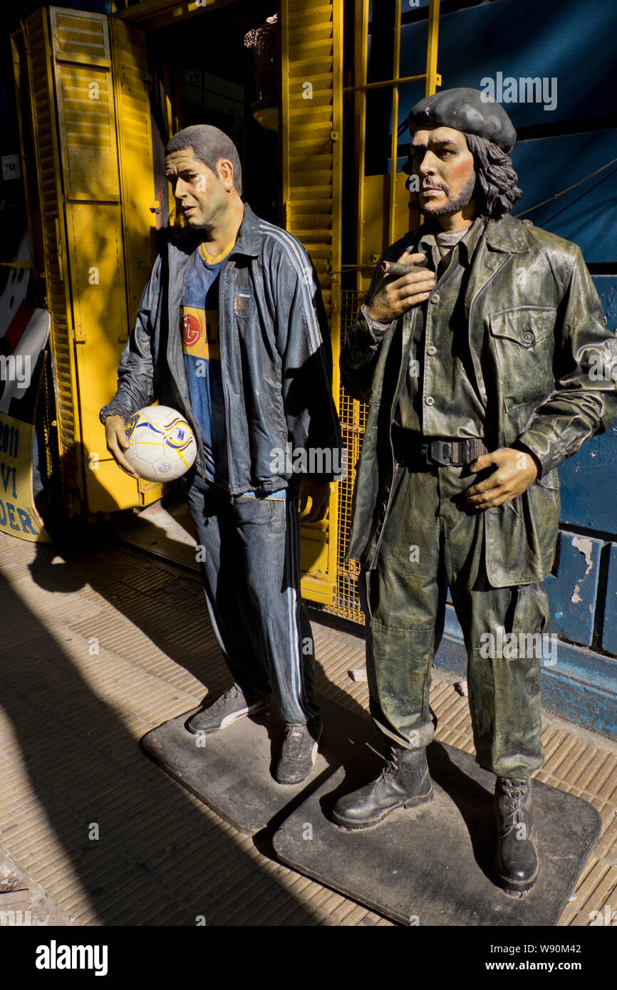 Statue di football star Carlos Tevez e icona del rivoluzionario Che Guevara una famosa in tutto il mondo, Caminito vicolo del Boca vecchio quartiere italiano di Buenos Aires, Argentina Foto Stock