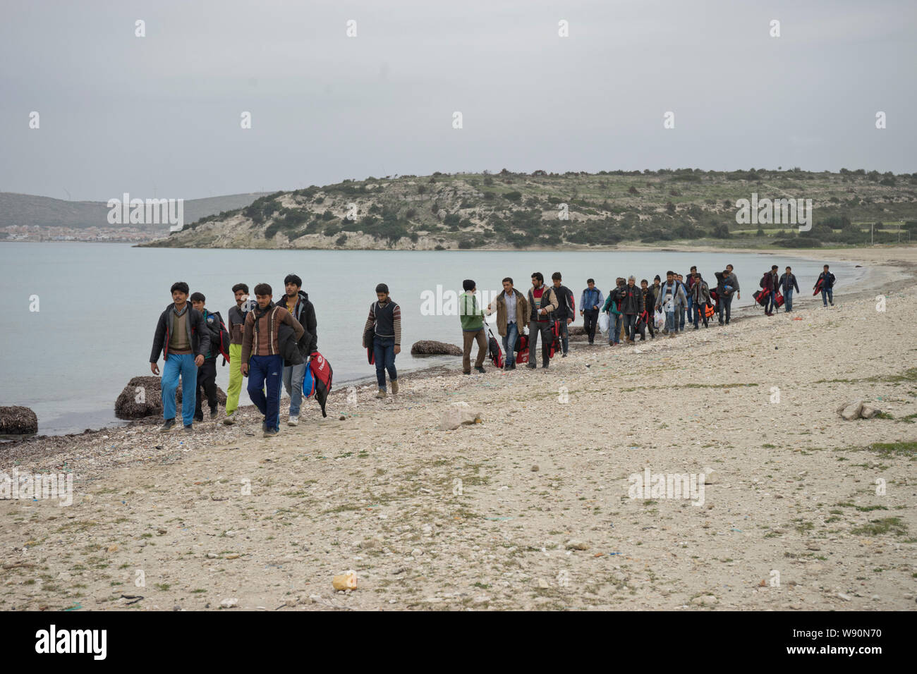 Rifugiati dell Afghanistan sul modo di essere soddisfatta dai trafficanti di portarli in Grecia in Cesme, Izmir, Turchia Foto Stock