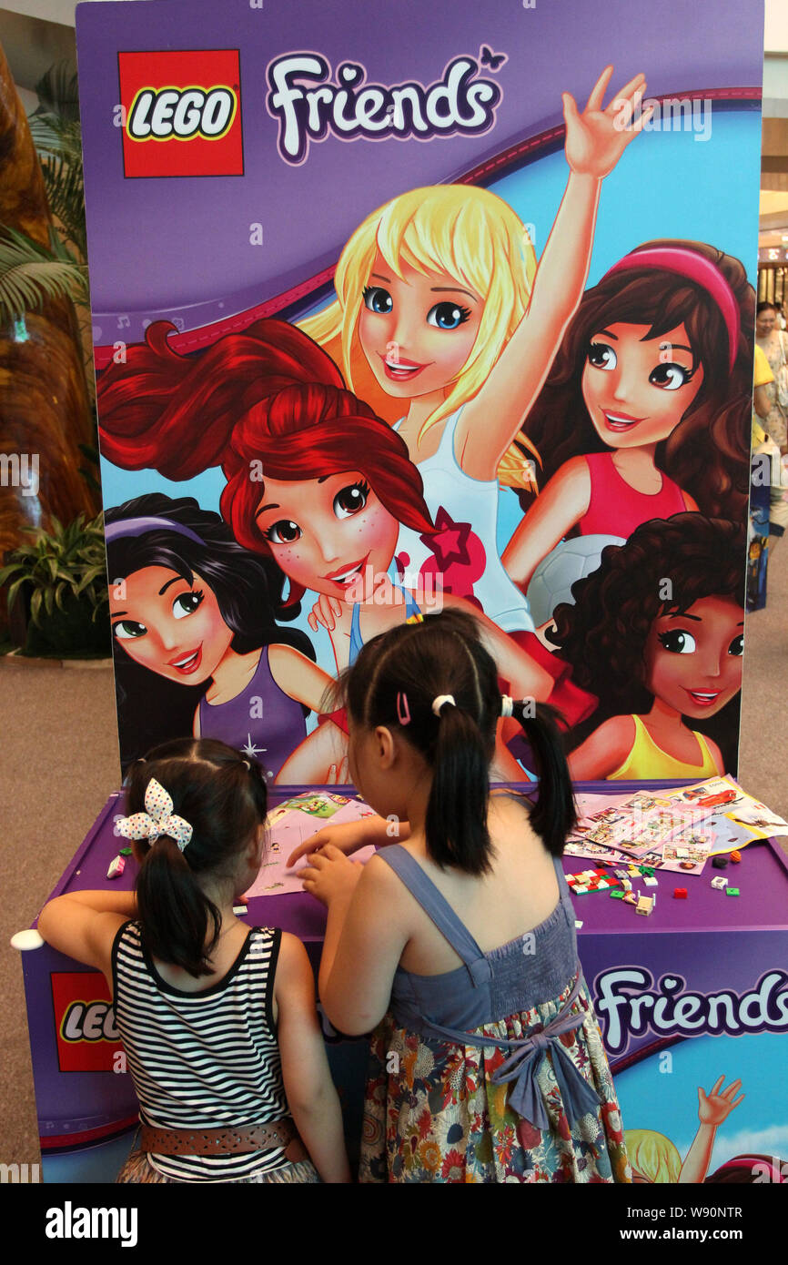 --FILE--due ragazze giocare con i mattoncini Lego a Wuhan International Plaza a Wuhan, porcellane centrale provincia di Hubei, 28 luglio 2013. Costruzione di L ego Foto Stock