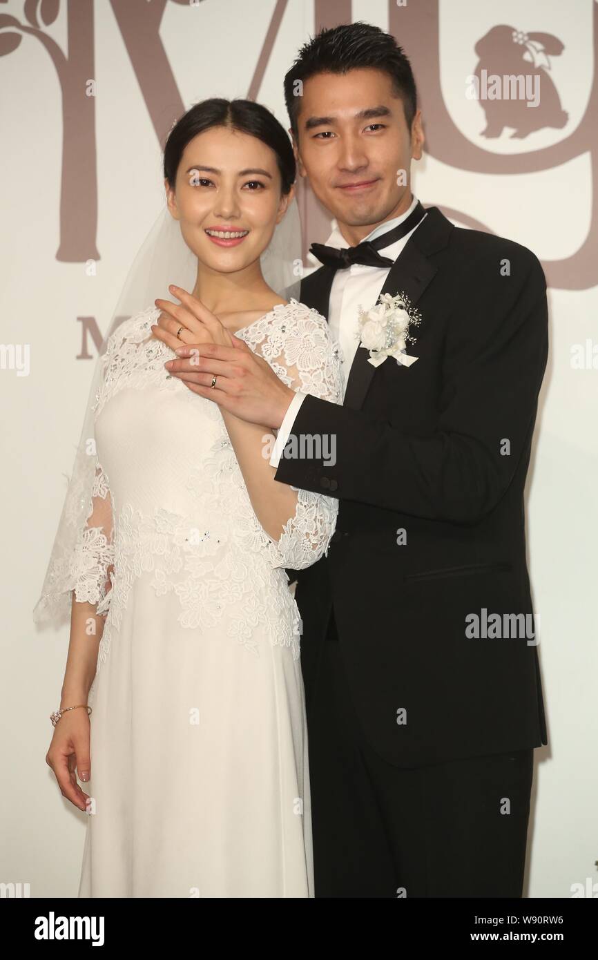 Attrice cinese Gao Yuanyuan, sinistro e il suo attore Taiwanese marito Mark Chao mostrano i loro anelli di nozze durante il banchetto di nozze in Taipei, Taiwan Foto Stock