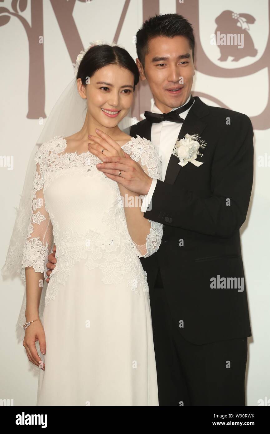 Attrice cinese Gao Yuanyuan, sinistro e il suo attore Taiwanese marito Mark Chao mostrano i loro anelli di nozze durante il banchetto di nozze in Taipei, Taiwan Foto Stock