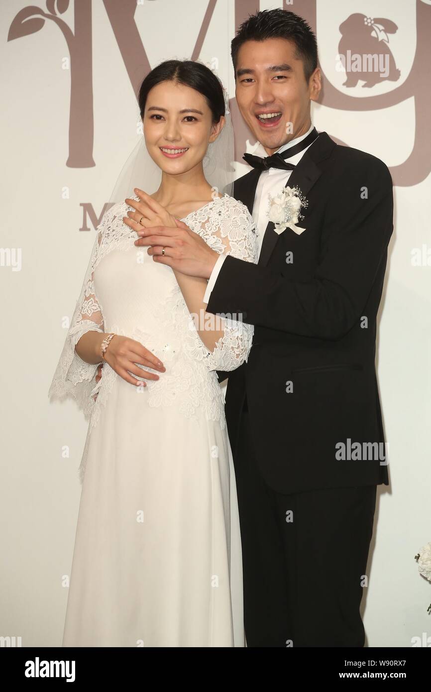 Attrice cinese Gao Yuanyuan, sinistro e il suo attore Taiwanese marito Mark Chao mostrano i loro anelli di nozze durante il banchetto di nozze in Taipei, Taiwan Foto Stock