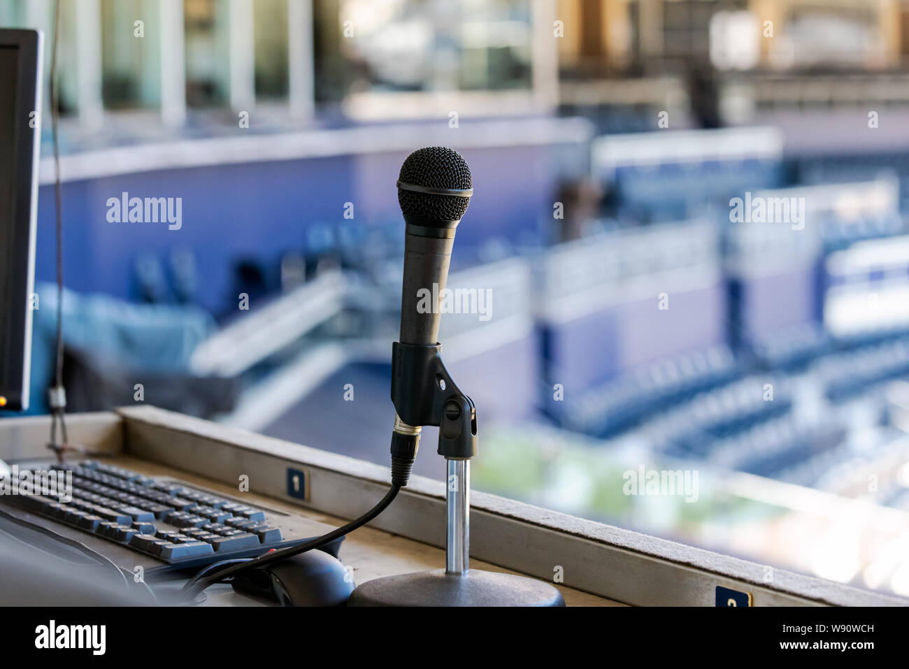 Microfono in appoggio sul supporto sulla scrivania di annunciatori stand per Baseball Stadium. Foto Stock