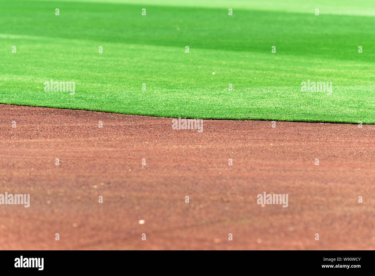 Pulita e perfetta linea tra il campo da baseball infield sporco e fuori campo lato erba. Foto Stock