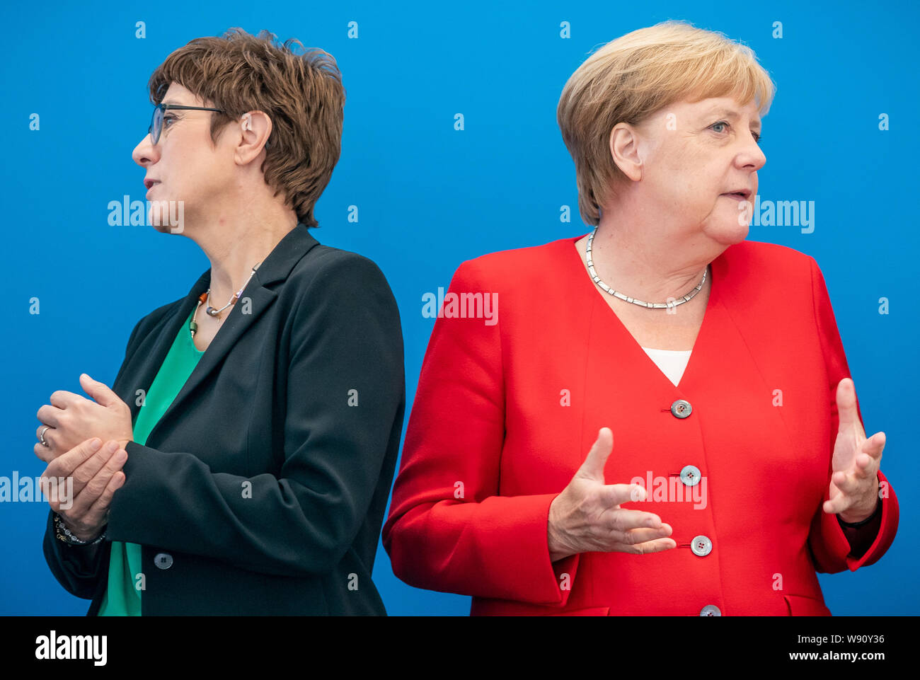 Berlino, Germania. 12 Ago, 2019. Annegret Kramp-Karrenbauer (l), CDU Presidente Federale, sta per iniziare la riunione della CDU federale Comitato esecutivo presso le sedi di partito in Konrad-Adenauer-Haus accanto al cancelliere Angela Merkel (CDU). Credito: Michael Kappeler/dpa/Alamy Live News Foto Stock