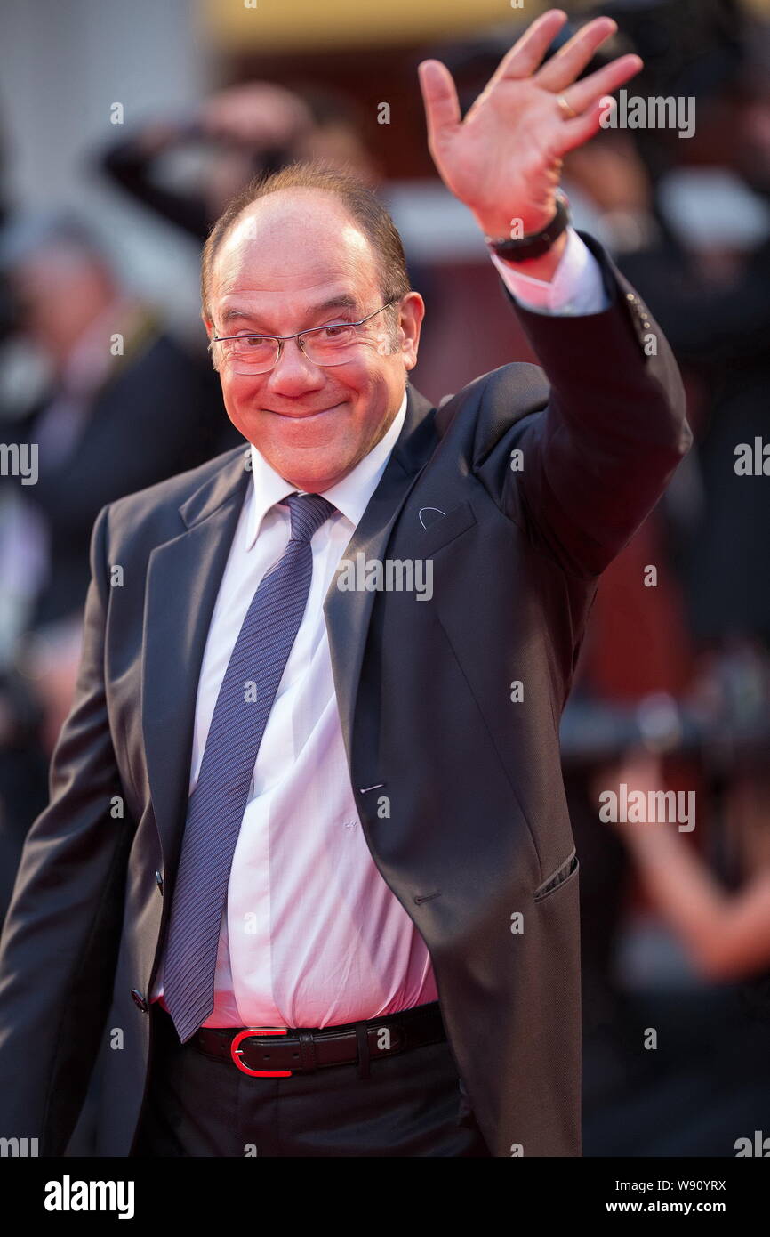 Attore italiano e direttore Carlo Verdone onde sul tappeto rosso per la proiezione del film 'Fame cuori' durante la settantunesima Festival del Cinema di Venezia i Foto Stock