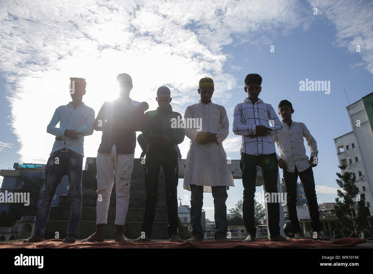 Kathmandu, Nepal. 12 Ago, 2019. I musulmani pregano in Takiya Jame mosque.Durante la celebrazione.Eid al-Adha è la più grande festa per i Musulmani in tutto il mondo dopo l'Eid al-Fitr per commemorare la volontà di Ibrahim (noto anche come Abramo) a seguire Allah (di Dio) comando al sacrificio del figlio. Credito: SOPA Immagini limitata/Alamy Live News Foto Stock