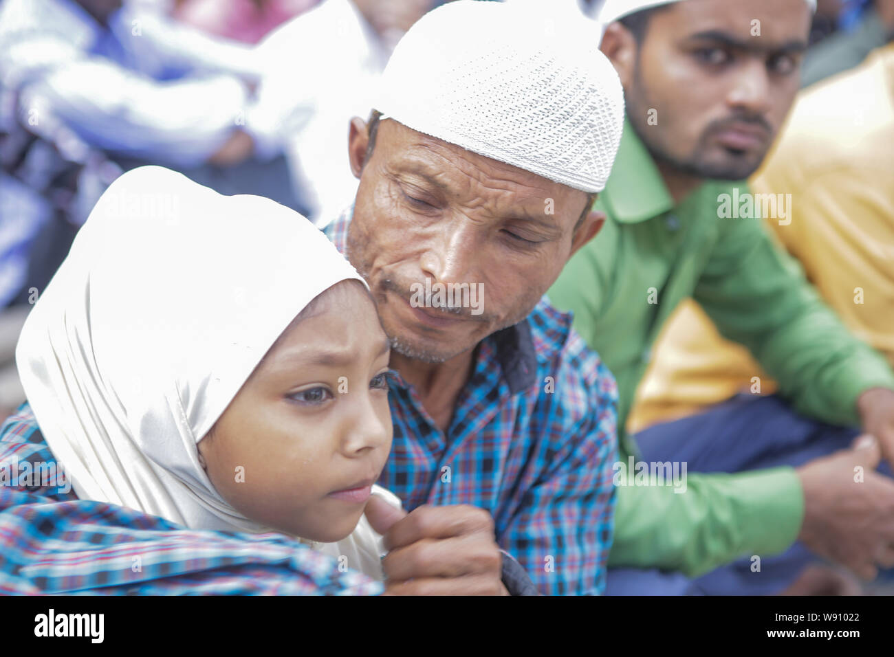 Kathmandu, Nepal. 12 Ago, 2019. Un uomo musulmano con sua figlia di frequentare l'Eid Al Adha preghiere al Takiya Jame mosque.Eid al-Adha è la più grande festa per i Musulmani in tutto il mondo dopo l'Eid al-Fitr per commemorare la volontà di Ibrahim (noto anche come Abramo) a seguire Allah (di Dio) comando al sacrificio del figlio. Credito: SOPA Immagini limitata/Alamy Live News Foto Stock