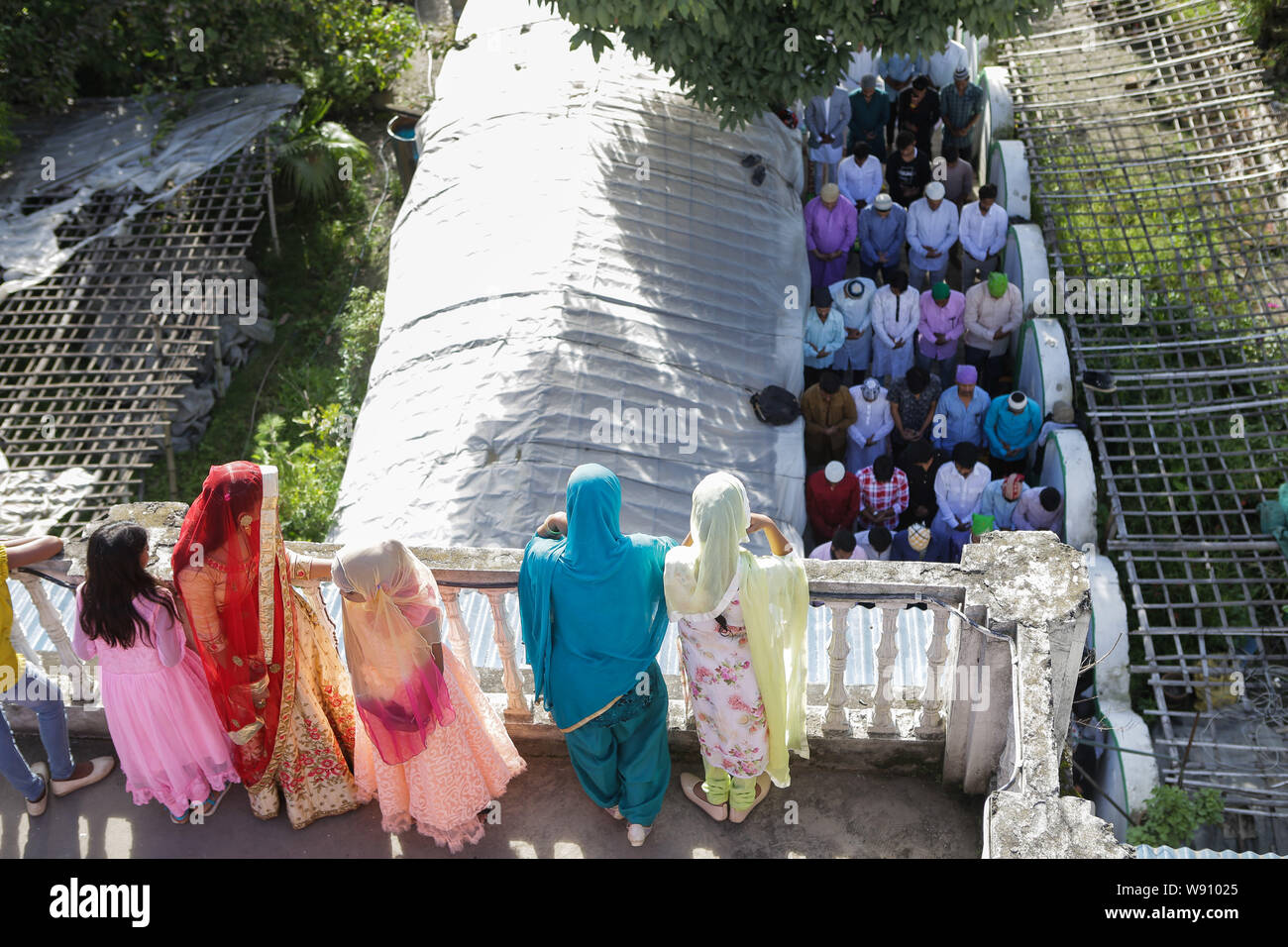 Kathmandu, Nepal. 12 Ago, 2019. I musulmani si riuniscono per eseguire l'Eid Al Adha preghiere al Takiya Jame mosque.Eid al-Adha è la più grande festa per i Musulmani in tutto il mondo dopo l'Eid al-Fitr per commemorare la volontà di Ibrahim (noto anche come Abramo) a seguire Allah (di Dio) comando al sacrificio del figlio. Credito: SOPA Immagini limitata/Alamy Live News Foto Stock