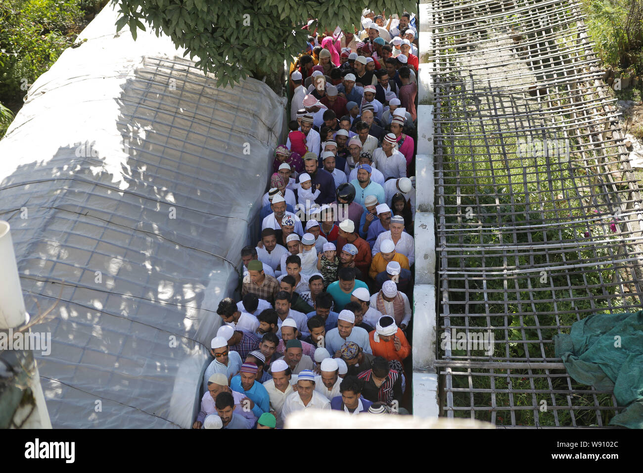 Kathmandu, Nepal. 12 Ago, 2019. I musulmani si riuniscono per eseguire l'Eid Al Adha preghiere al Takiya Jame mosque.Eid al-Adha è la più grande festa per i Musulmani in tutto il mondo dopo l'Eid al-Fitr per commemorare la volontà di Ibrahim (noto anche come Abramo) a seguire Allah (di Dio) comando al sacrificio del figlio. Credito: SOPA Immagini limitata/Alamy Live News Foto Stock
