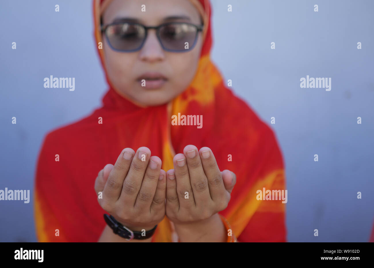 Kathmandu, Nepal. 12 Ago, 2019. Una donna musulmana prega al Takiya moschea Jame durante la celebrazione.Eid al-Adha è la più grande festa per i Musulmani in tutto il mondo dopo l'Eid al-Fitr per commemorare la volontà di Ibrahim (noto anche come Abramo) a seguire Allah (di Dio) comando al sacrificio del figlio. Credito: SOPA Immagini limitata/Alamy Live News Foto Stock