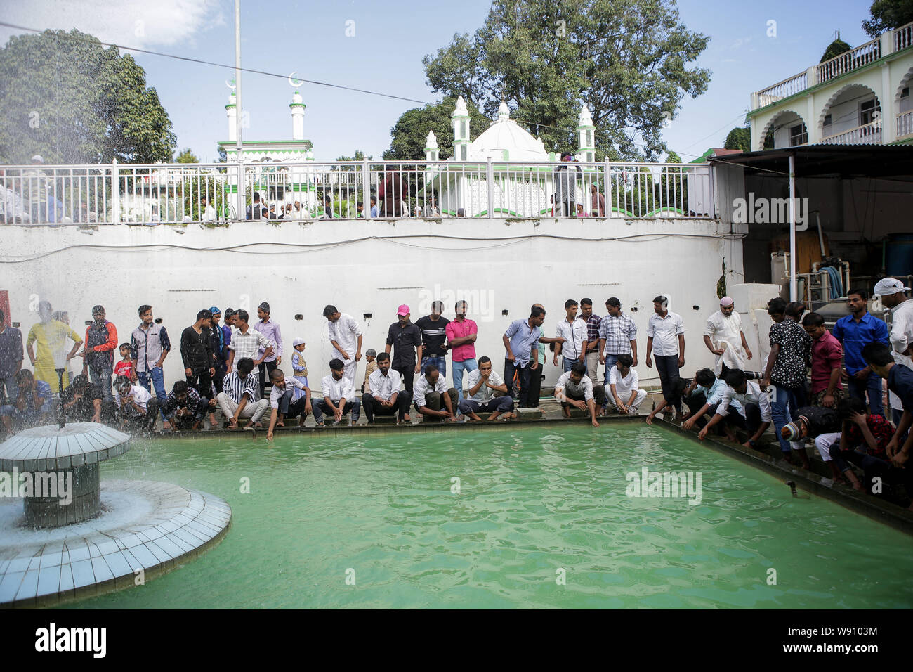Kathmandu, Nepal. 12 Ago, 2019. I musulmani stessi pulito prima di eseguire l'Eid Al Adha preghiere al Takiya Jame mosque.Eid al-Adha è la più grande festa per i Musulmani in tutto il mondo dopo l'Eid al-Fitr per commemorare la volontà di Ibrahim (noto anche come Abramo) a seguire Allah (di Dio) comando al sacrificio del figlio. Credito: SOPA Immagini limitata/Alamy Live News Foto Stock