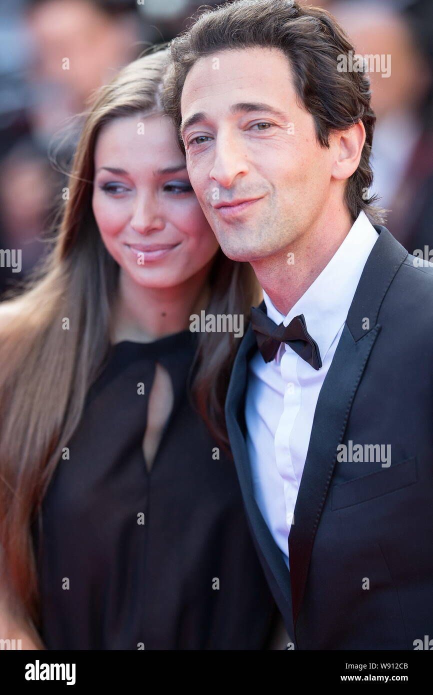 Attore americano Adrian Brody, destra e la sua fidanzata Lara Lieto comportano per le foto come arrivano al red carpet per la cerimonia di chiusura del 67t Foto Stock