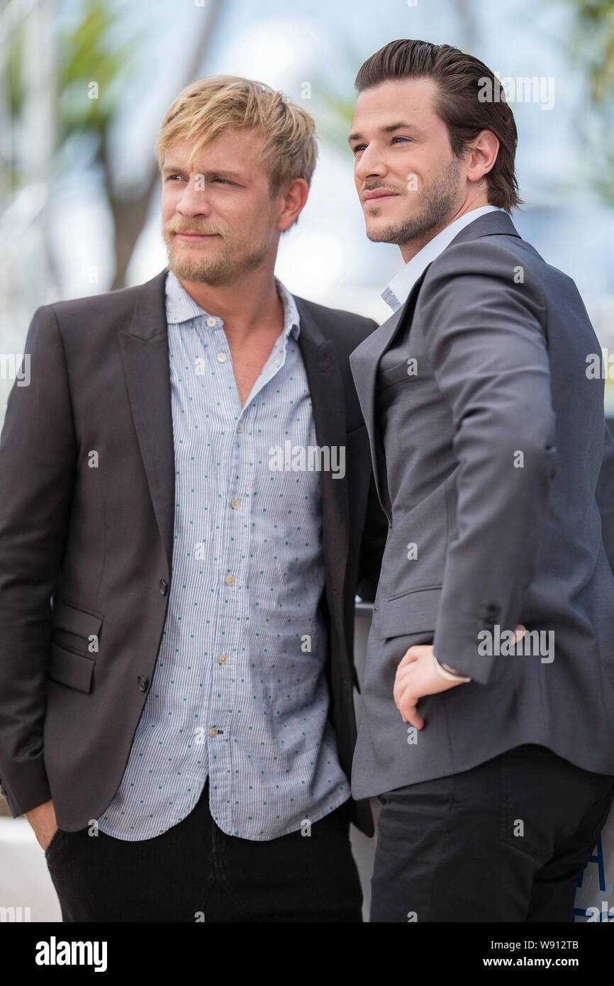 Attore francese Gaspard Ulliel, destra e attore belga Renier Jeremie pongono a una foto per il loro film, Saint Laurent, durante la 67th Cannes Film Foto Stock
