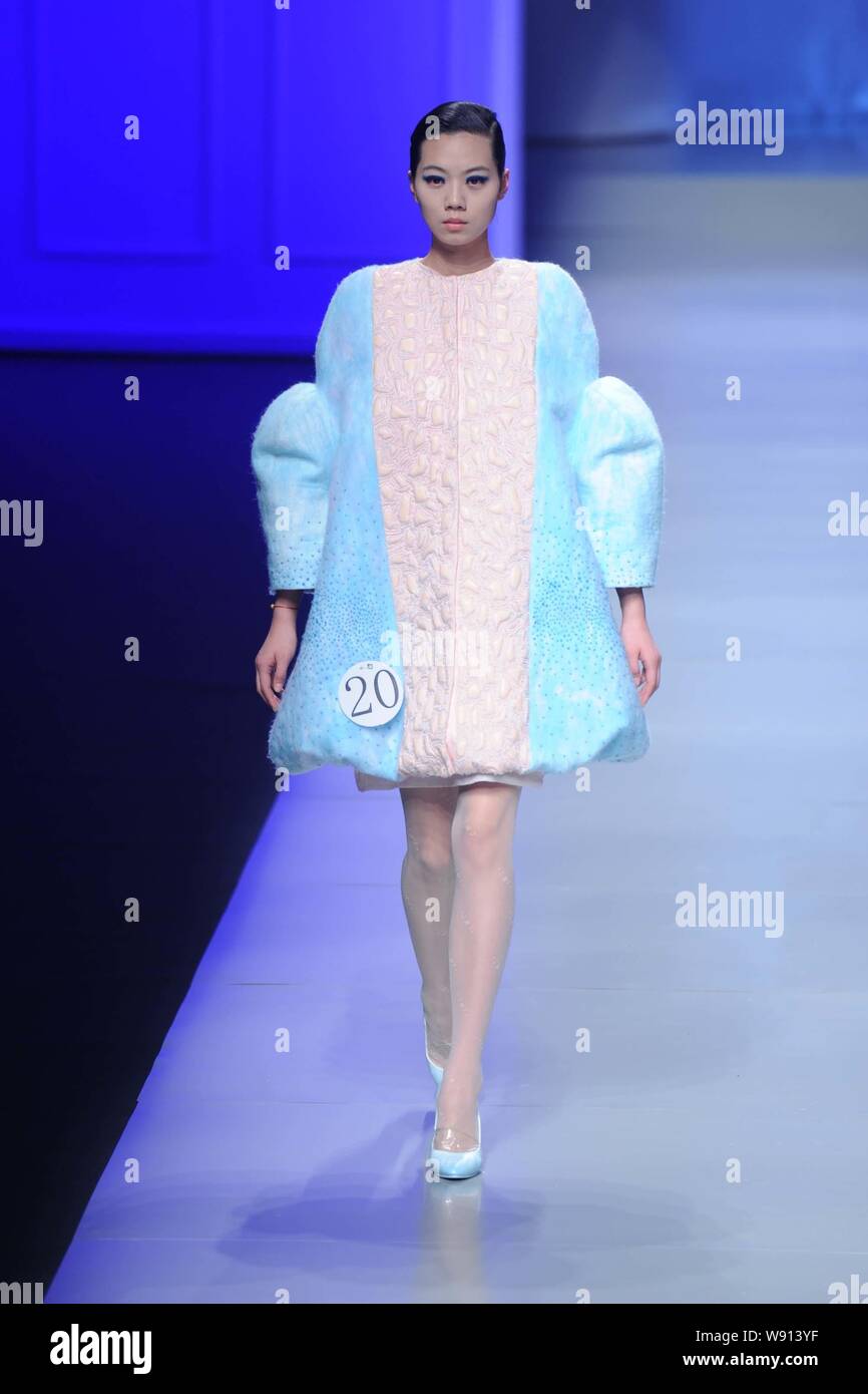 Un modello consente di visualizzare una nuova creazione al ventiduesimo Hanbo Cup internazionale di giovani designer di moda opere concorrenza durante la Cina della settimana della moda autunno/inverno Foto Stock