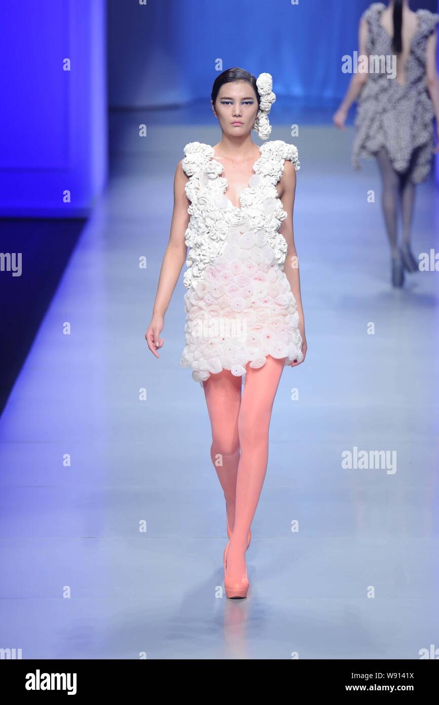 Un modello consente di visualizzare una nuova creazione al ventiduesimo Hanbo Cup internazionale di giovani designer di moda opere concorrenza durante la Cina della settimana della moda autunno/inverno Foto Stock