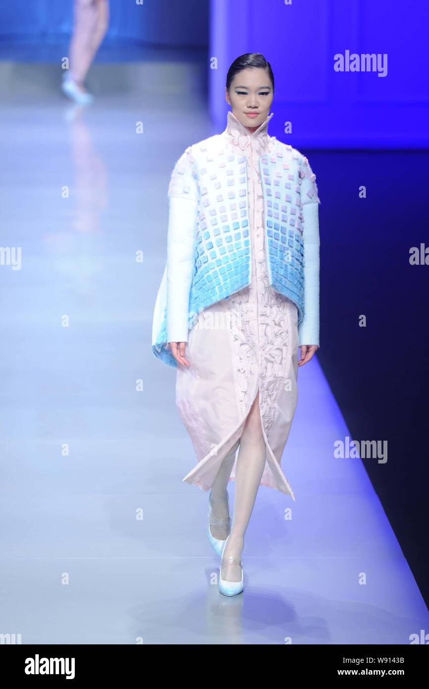 Un modello consente di visualizzare una nuova creazione al ventiduesimo Hanbo Cup internazionale di giovani designer di moda opere concorrenza durante la Cina della settimana della moda autunno/inverno Foto Stock
