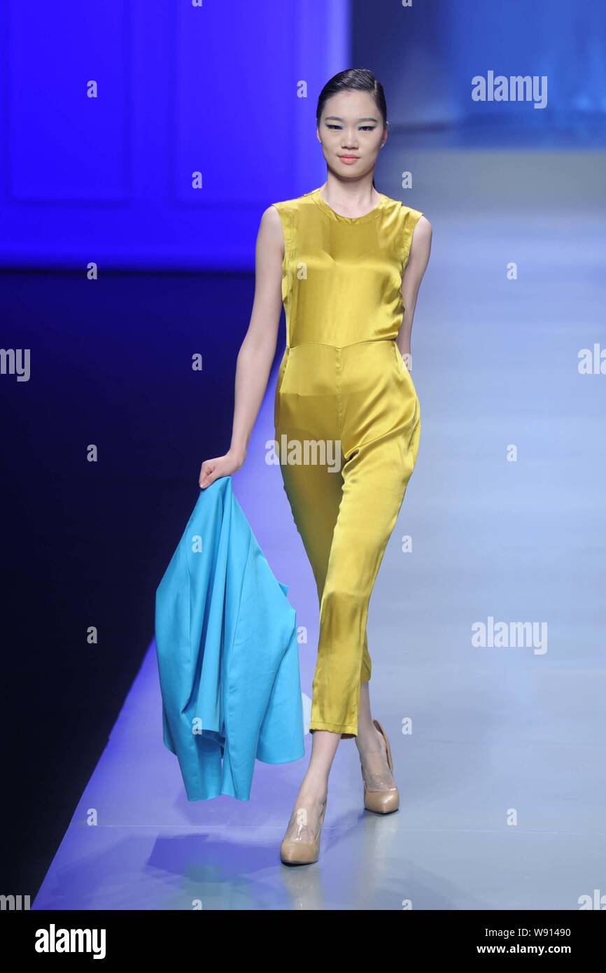 Un modello consente di visualizzare una nuova creazione al ventiduesimo Hanbo Cup internazionale di giovani designer di moda opere concorrenza durante la Cina della settimana della moda autunno/inverno Foto Stock