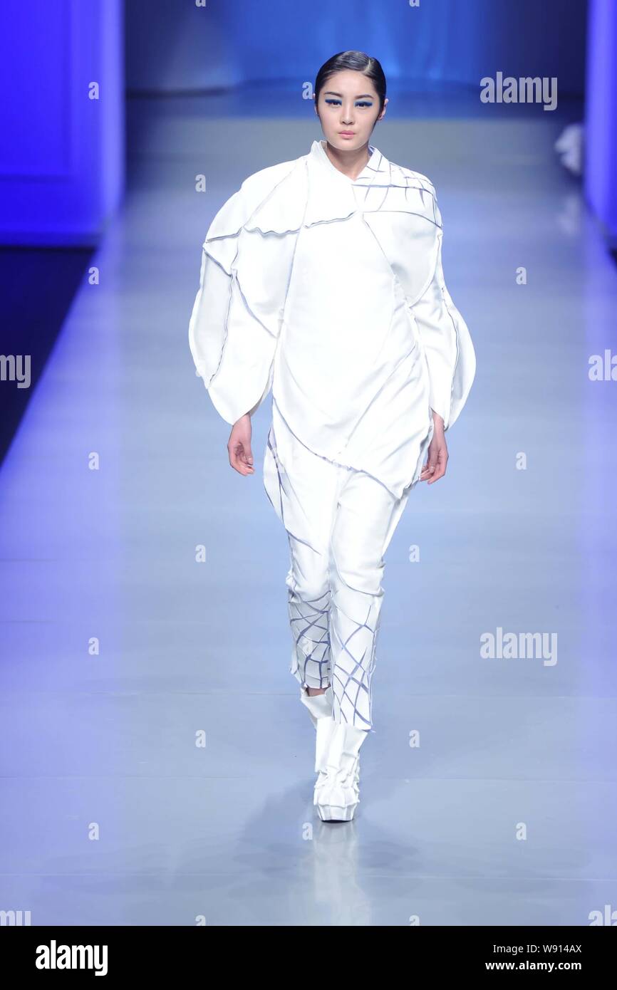 Un modello consente di visualizzare una nuova creazione al ventiduesimo Hanbo Cup internazionale di giovani designer di moda opere concorrenza durante la Cina della settimana della moda autunno/inverno Foto Stock