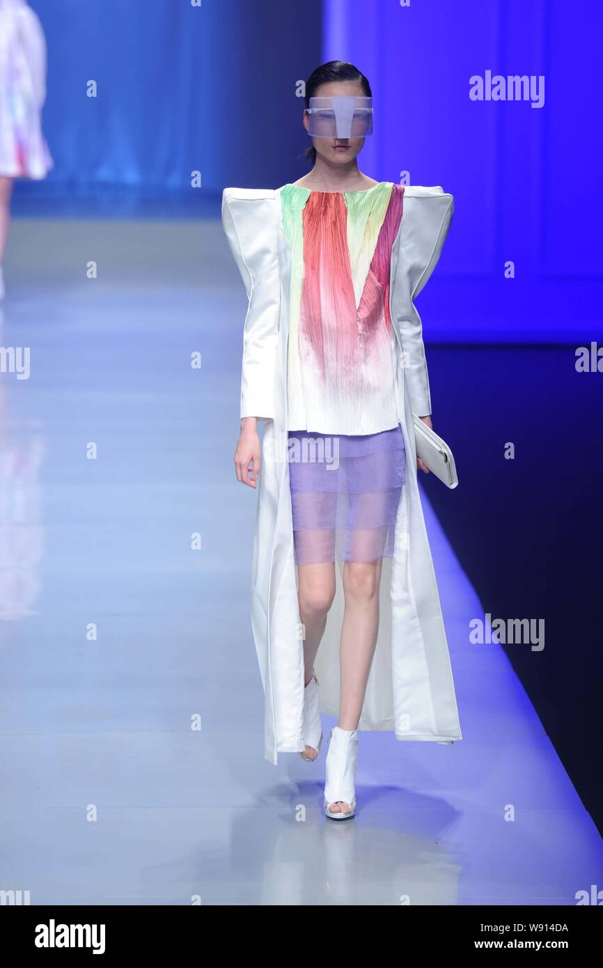 Un modello consente di visualizzare una nuova creazione al ventiduesimo Hanbo Cup internazionale di giovani designer di moda opere concorrenza durante la Cina della settimana della moda autunno/inverno Foto Stock