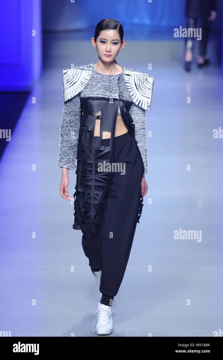 Un modello consente di visualizzare una nuova creazione al ventiduesimo Hanbo Cup internazionale di giovani designer di moda opere concorrenza durante la Cina della settimana della moda autunno/inverno Foto Stock