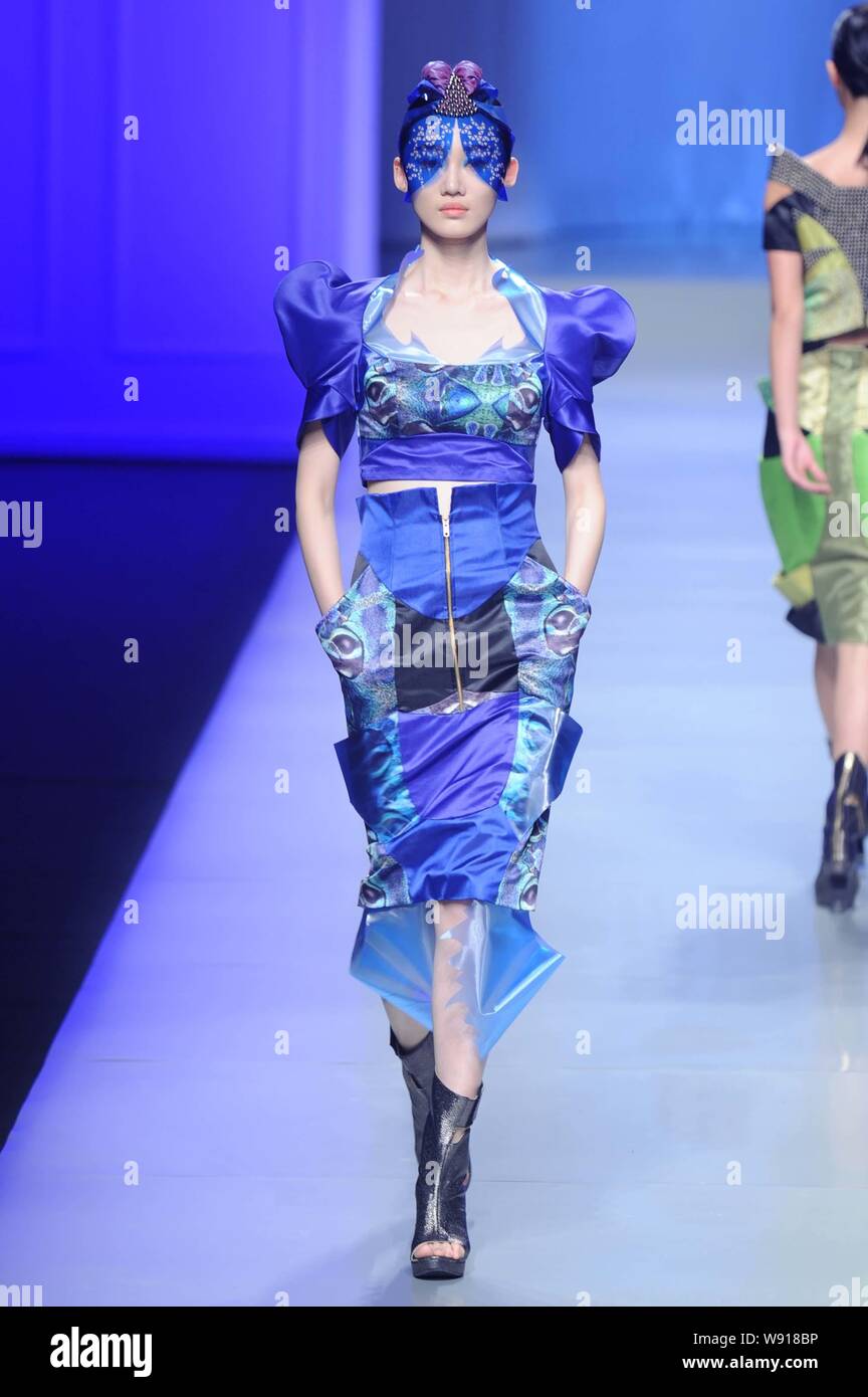 Un modello consente di visualizzare una nuova creazione al ventiduesimo Hanbo Cup internazionale di giovani designer di moda opere concorrenza durante la Cina della settimana della moda autunno/inverno Foto Stock