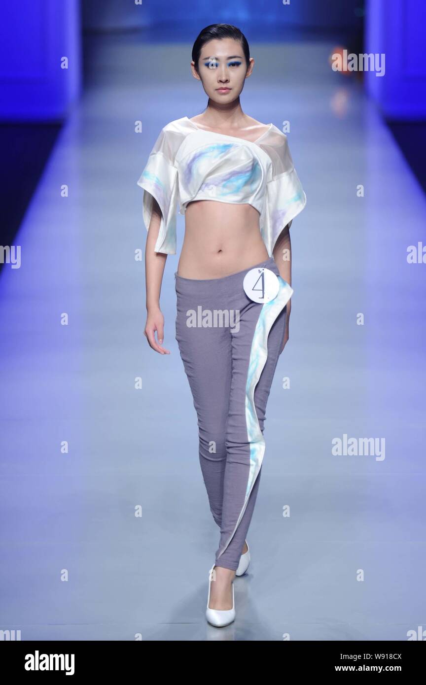 Un modello consente di visualizzare una nuova creazione al ventiduesimo Hanbo Cup internazionale di giovani designer di moda opere concorrenza durante la Cina della settimana della moda autunno/inverno Foto Stock