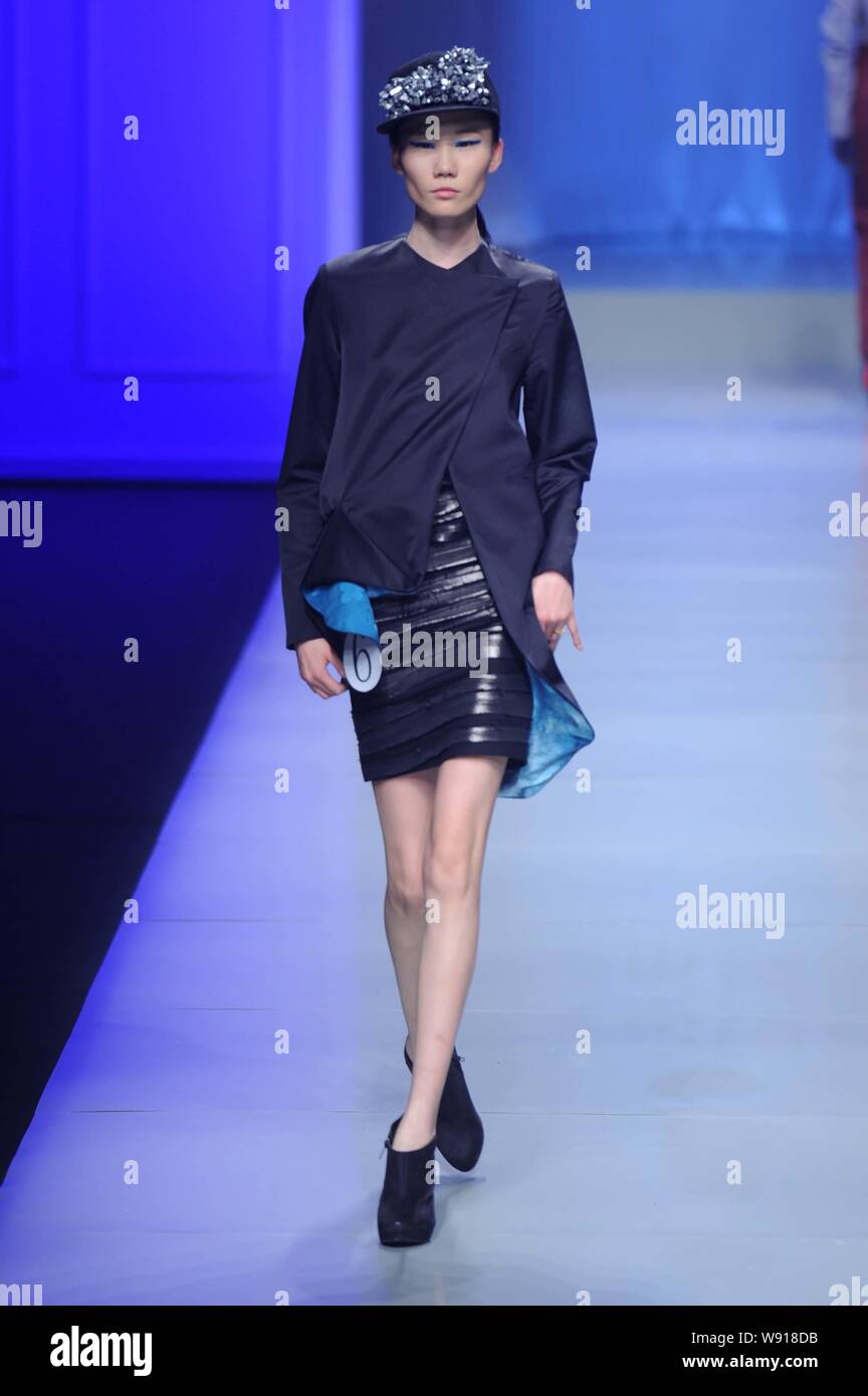 Un modello consente di visualizzare una nuova creazione al ventiduesimo Hanbo Cup internazionale di giovani designer di moda opere concorrenza durante la Cina della settimana della moda autunno/inverno Foto Stock