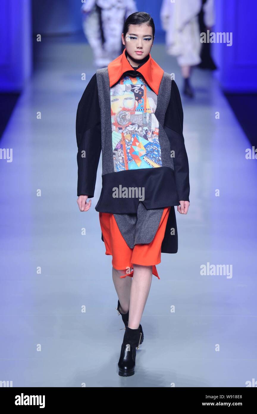 Un modello consente di visualizzare una nuova creazione al ventiduesimo Hanbo Cup internazionale di giovani designer di moda opere concorrenza durante la Cina della settimana della moda autunno/inverno Foto Stock