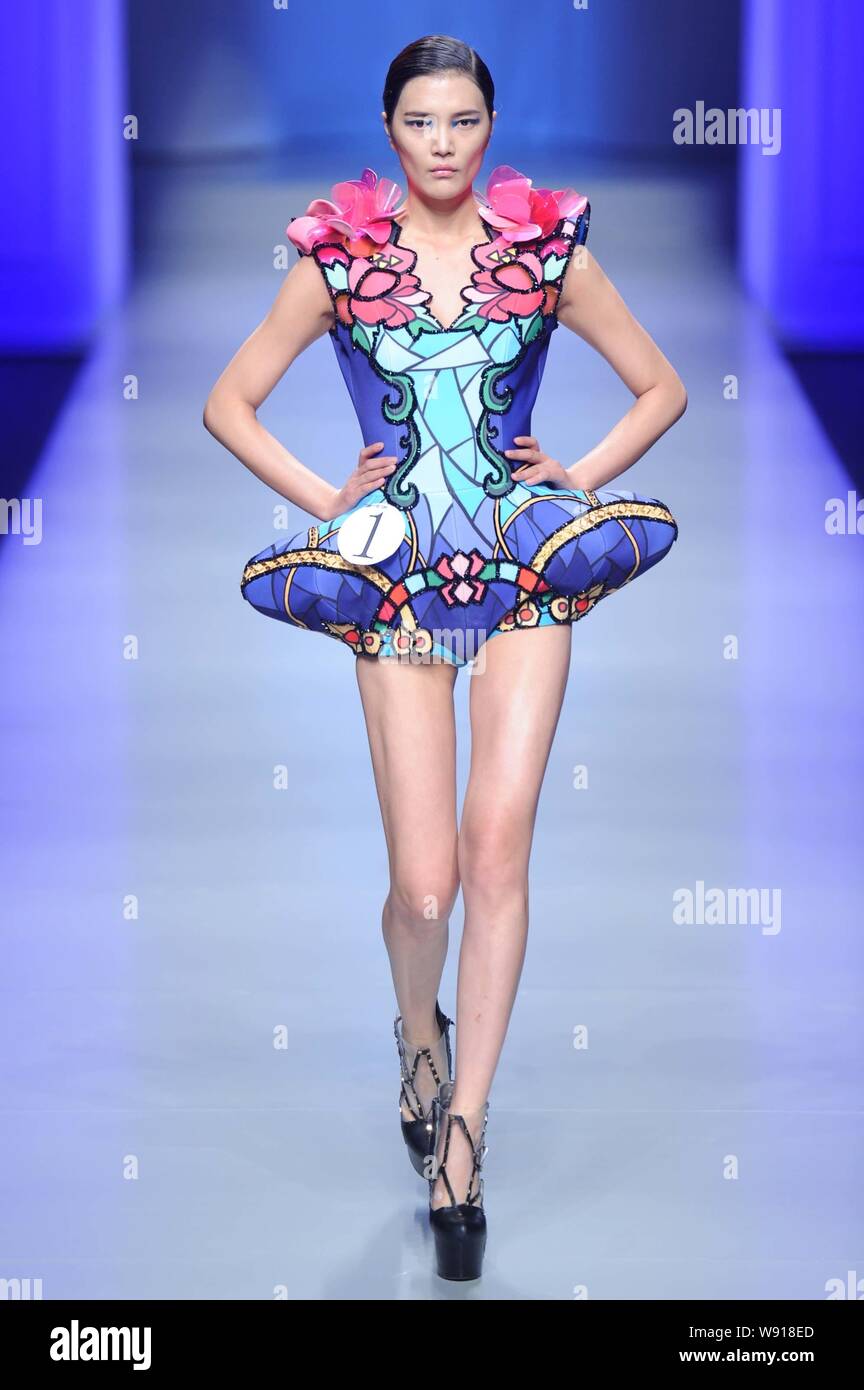 Un modello consente di visualizzare una nuova creazione al ventiduesimo Hanbo Cup internazionale di giovani designer di moda opere concorrenza durante la Cina della settimana della moda autunno/inverno Foto Stock