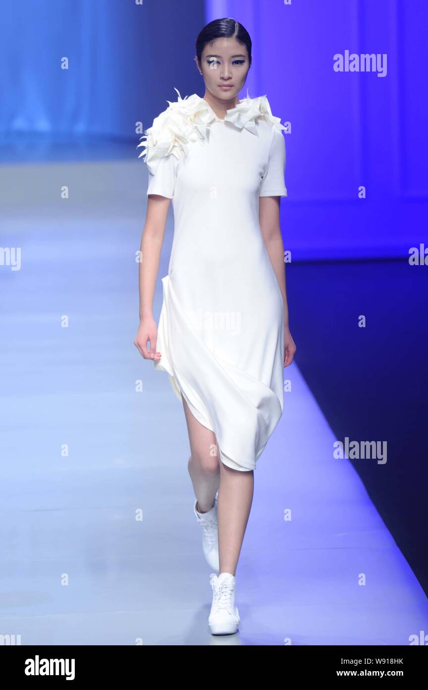 Un modello consente di visualizzare una nuova creazione al ventiduesimo Hanbo Cup internazionale di giovani designer di moda opere concorrenza durante la Cina della settimana della moda autunno/inverno Foto Stock