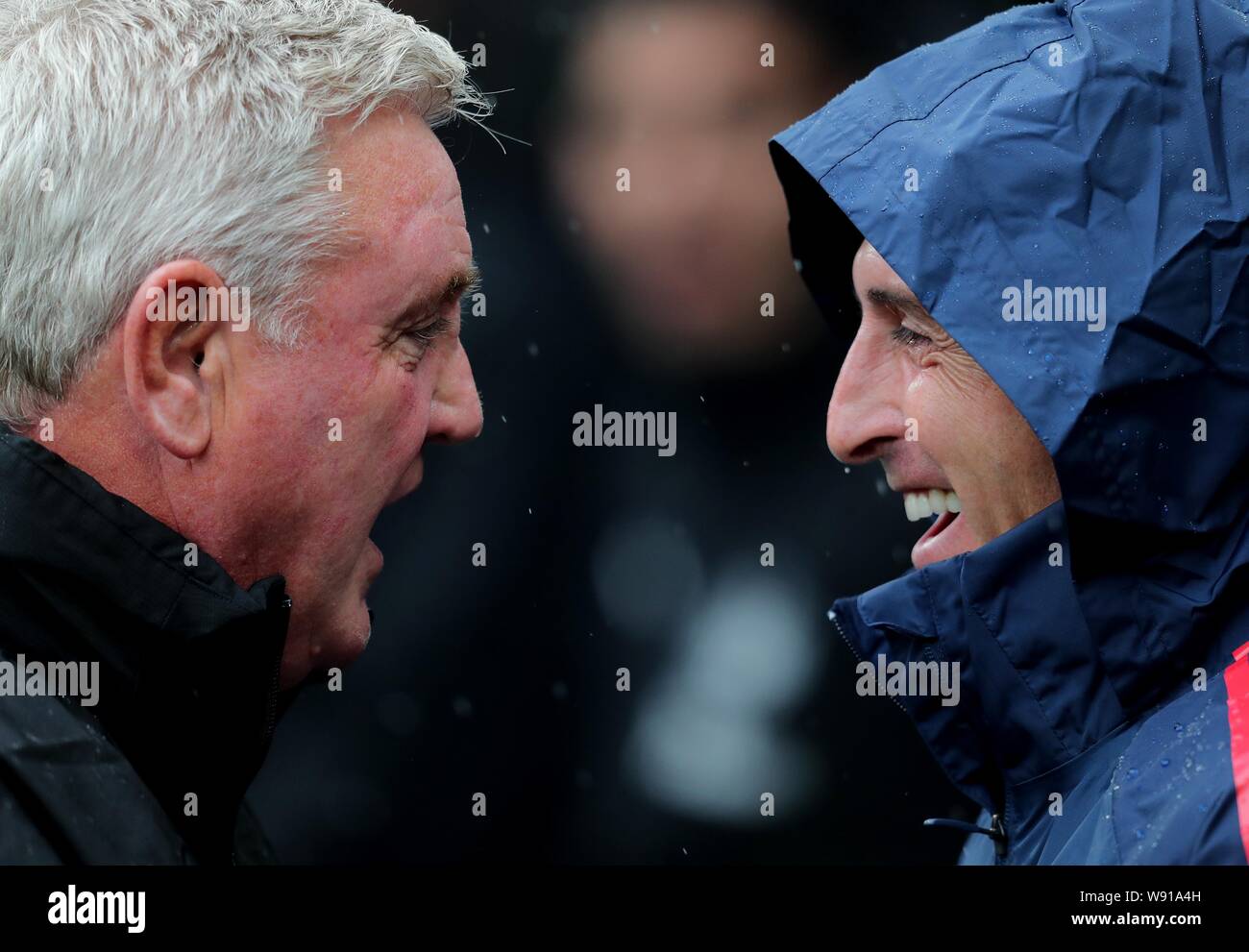 STEVE BRUCE & Unai Emery Newcastle United FC V Arsenal FC Newcastle United FC V Arsenal FC, PREMIER LEAGUE St James Park, Newcastle, Inghilterra 11 agosto 2019 GBD14701 rigorosamente solo uso editoriale. Se il giocatore/i giocatori raffigurata in questa immagine è/sono la riproduzione per un Club Inglese o l'Inghilterra per la squadra nazionale. Quindi questa immagine può essere utilizzata solo per scopi editoriali. Uso non commerciale. I seguenti usi sono anche limitato anche se in un contesto editoriale: Utilizzare in combinazione con, o parte della, qualsiasi non autorizzato di audio, video, dati, calendari, club/campionato loghi, scommesse, giochi o qualsiasi Foto Stock