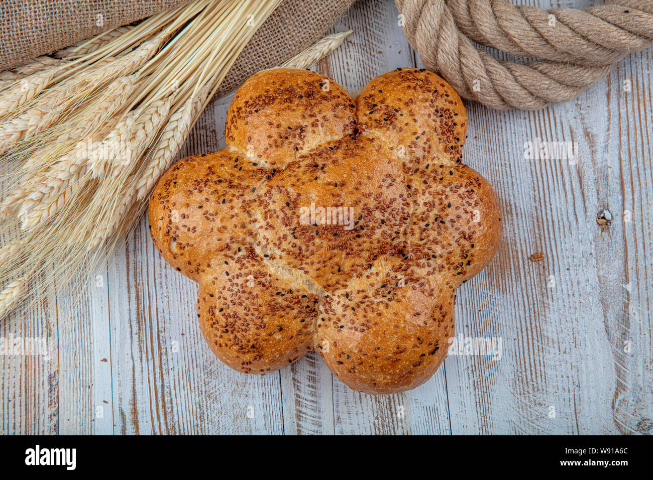Fiori di pane, in forma di mattoni e fiore su uno sfondo di legno Foto  stock - Alamy