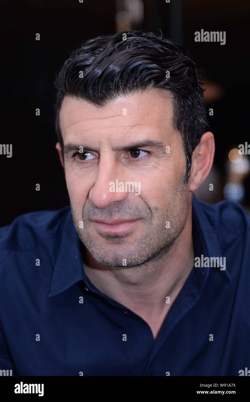 Il portoghese football star Luis Figo ascolta un colloquio dal Bazaar Mens Style Magazine a Pechino in Cina, 12 marzo 2014. Il portoghese football star Foto Stock