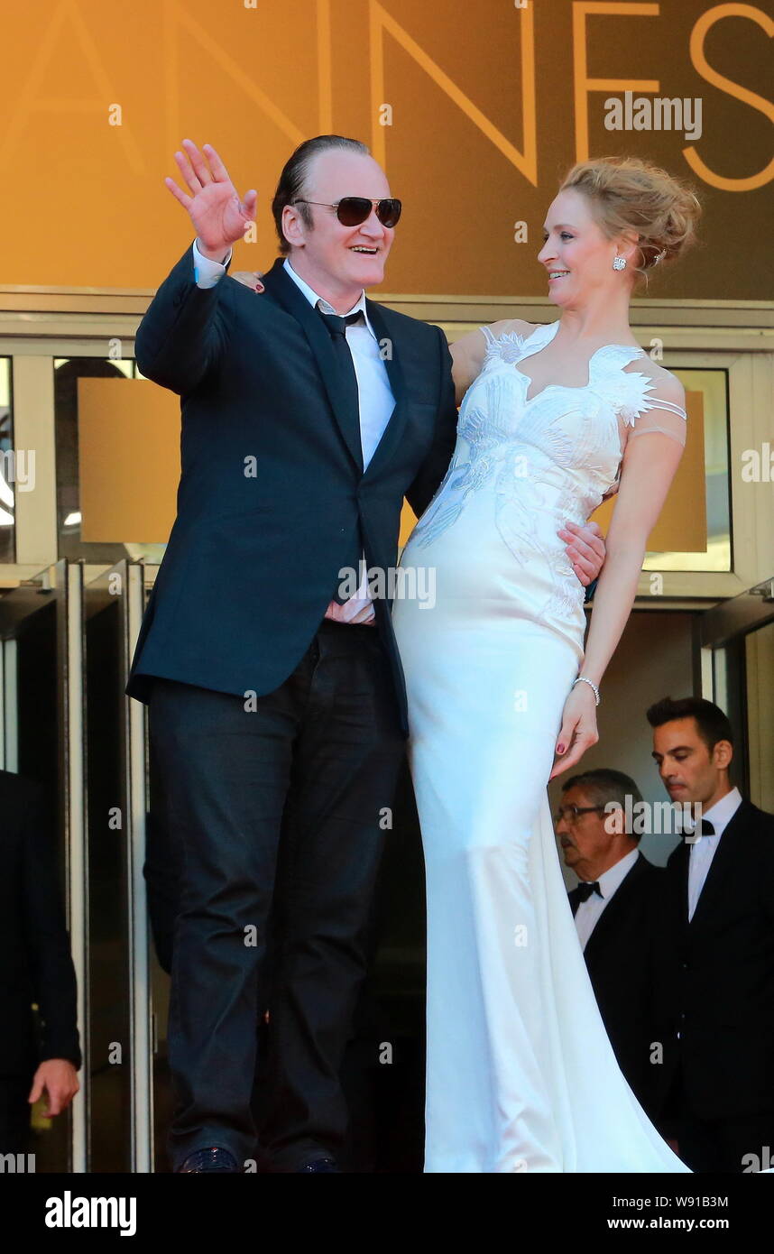 American attrice Uma Thurman, destra e Direttore Quentin Tarantino pongono per le foto come arrivano al red carpet per la cerimonia di chiusura del 6 Foto Stock