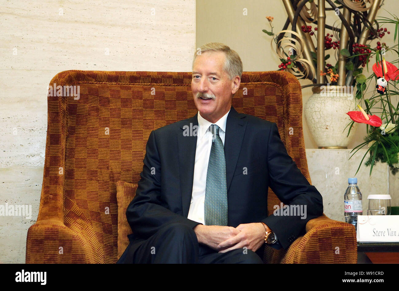 Amway Presidente Steve Van Andel risponde a una domanda in un colloquio presso lo Sheraton Hotel Chengdu durante il dodicesimo Fortune Global Forum di Chengdu, sout Foto Stock