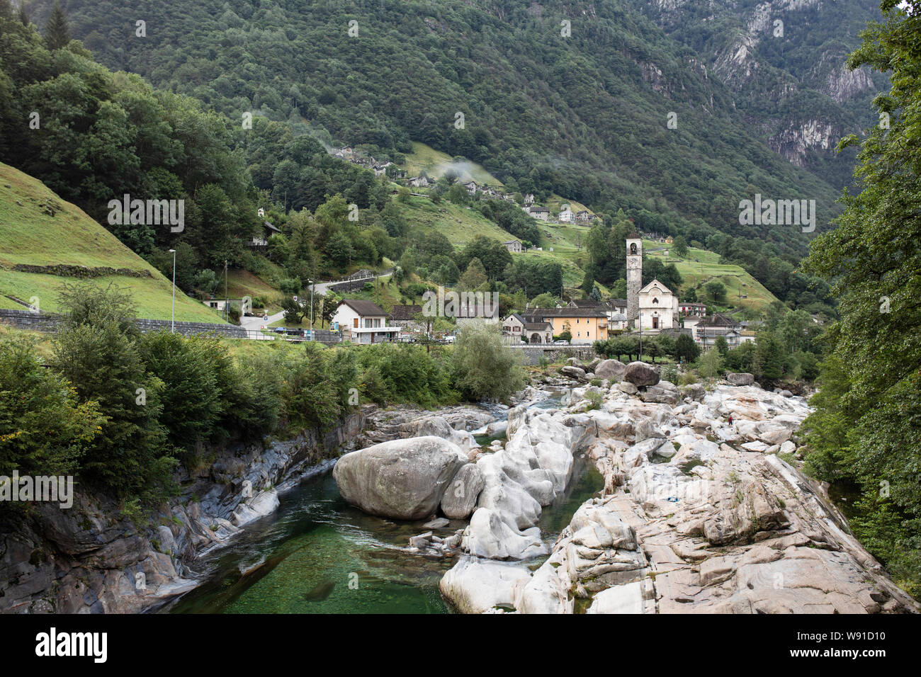 La Valle Verzasca e il fiume, guardando verso la città di Lavertezzo e la sua chiesa di Santa Maria degli Angeli, nel Canton Ticino in Svizzera. Foto Stock