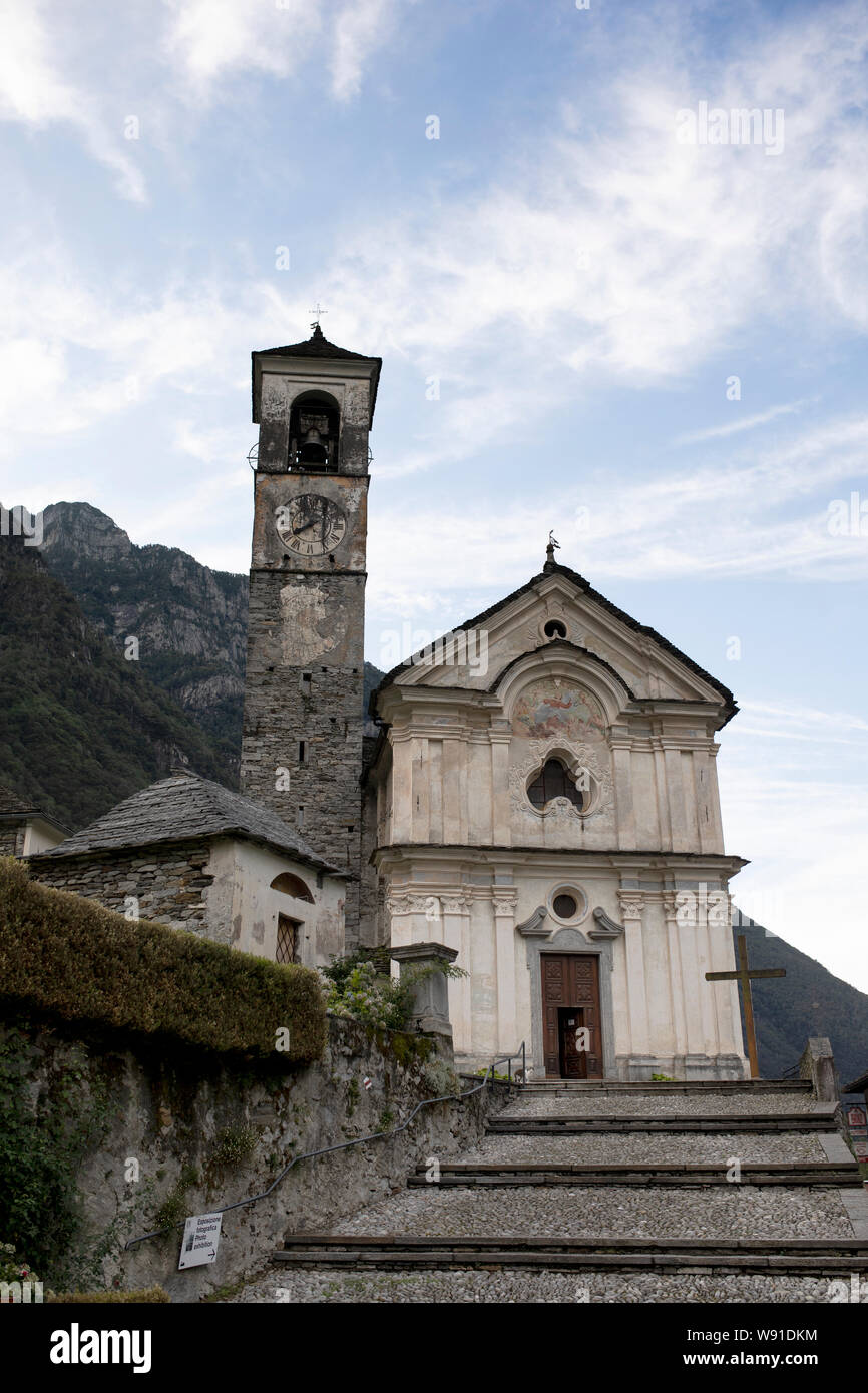 La Chiesa di Santa Maria degli Angeli nella piccola città di Lavertezzo nella regione italiana del Canton Ticino in Svizzera. Foto Stock