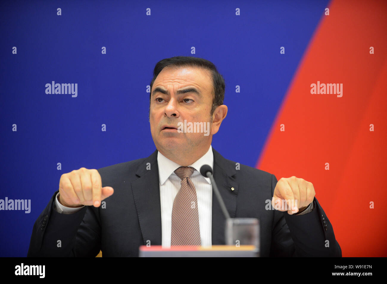 Carlos Ghosn, Presidente e CEO della Renault SA, parla nel corso di una conferenza stampa circa la creazione di un auto-realizzazione di joint-venture, Dongfeng Renault Foto Stock