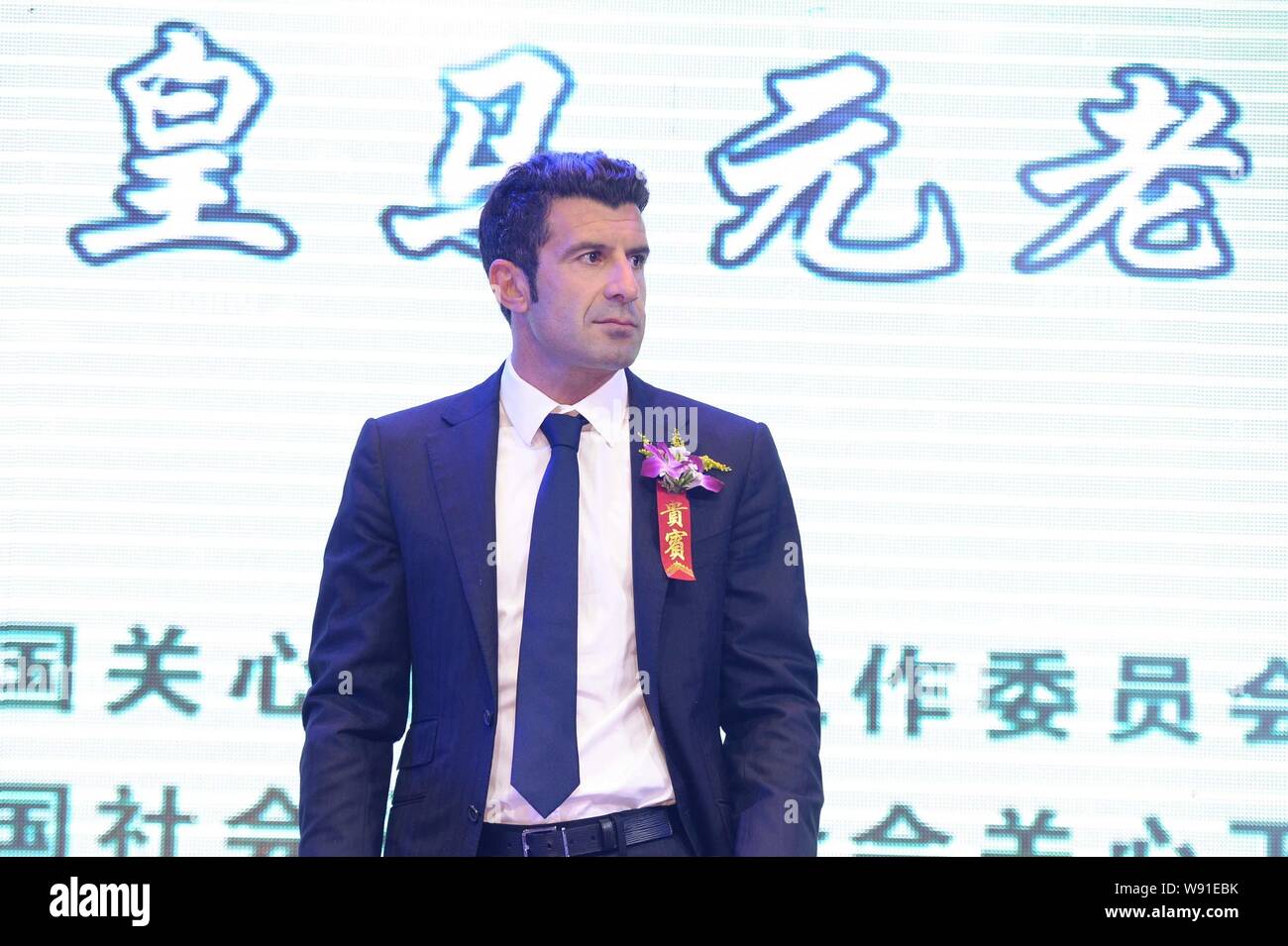 Il portoghese football star Luis Figo del Real Madrid Leyendas partecipa ad un asta di beneficenza a Pechino in Cina, 18 settembre 2013. Foto Stock