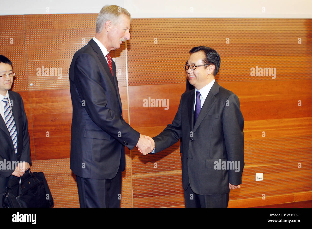 Gao Hucheng, destra Chinas ministro del commercio, scuote le mani con Steve Van Andel, sinistra, Presidente della Camera di Commercio degli Stati Uniti e presidente del Amwa Foto Stock
