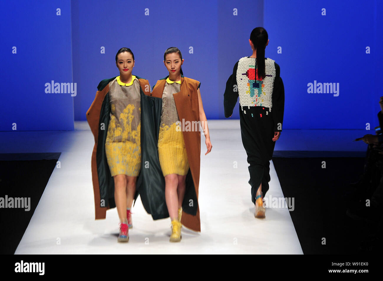 Visualizzazione modelli nuove creazioni in mostra di Pechino Istituto di Tecnologia di abbigliamento durante la Pechino 2013 Collegio cinese agli studenti della settimana della moda in Foto Stock