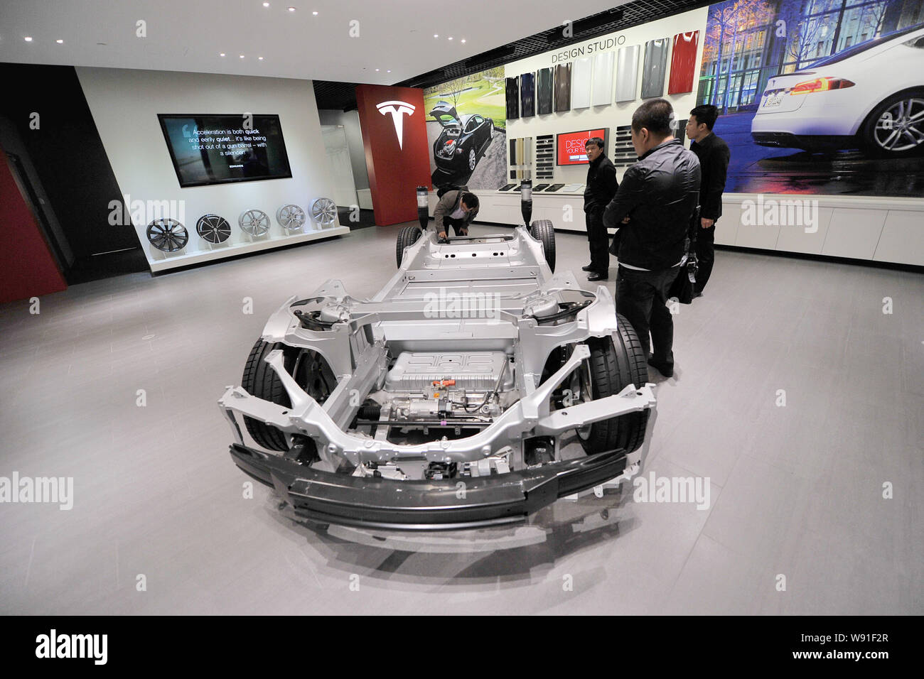 I visitatori guardano ad un telaio del modello S sul display alla Tesla store a Pechino in Cina, 5 novembre 2013. Noi casa costruttrice elettrico Tesla Motors aperto Foto Stock