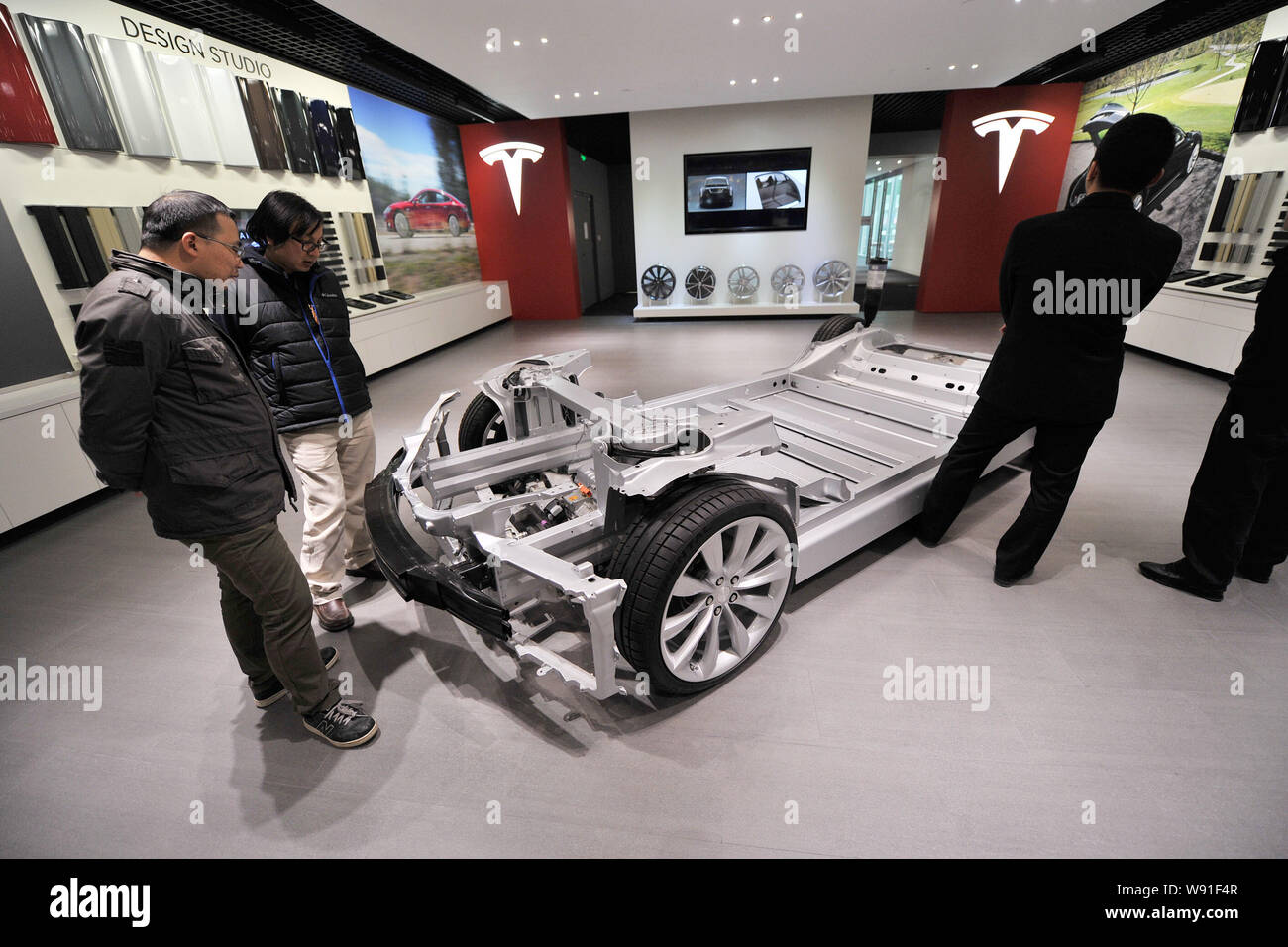 I visitatori guardano ad un telaio del modello S sul display alla Tesla store a Pechino in Cina, 5 novembre 2013. Noi casa costruttrice elettrico Tesla Motors aperto Foto Stock