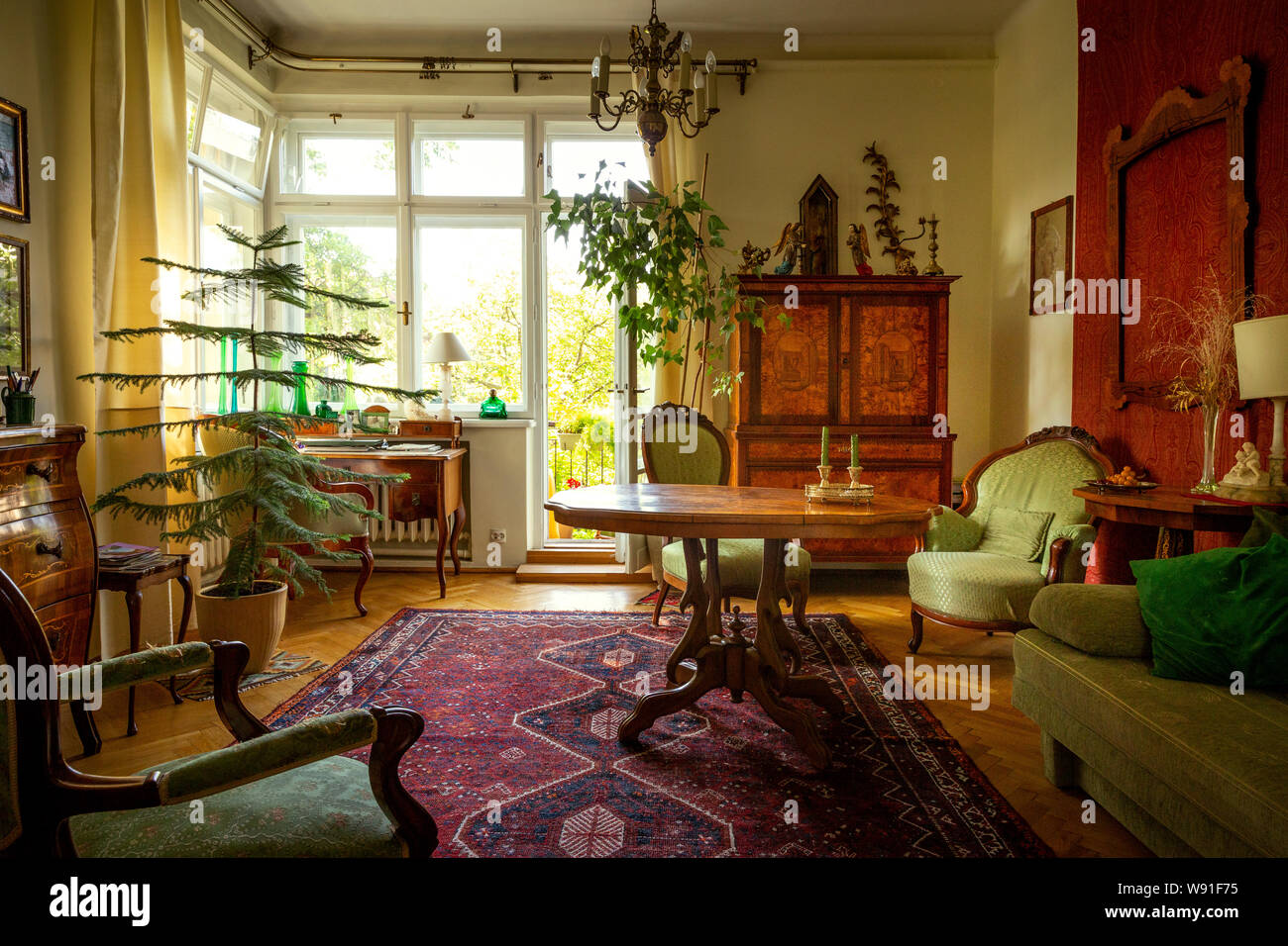 Interior design - soggiorno pieno di mobili antichi Foto Stock
