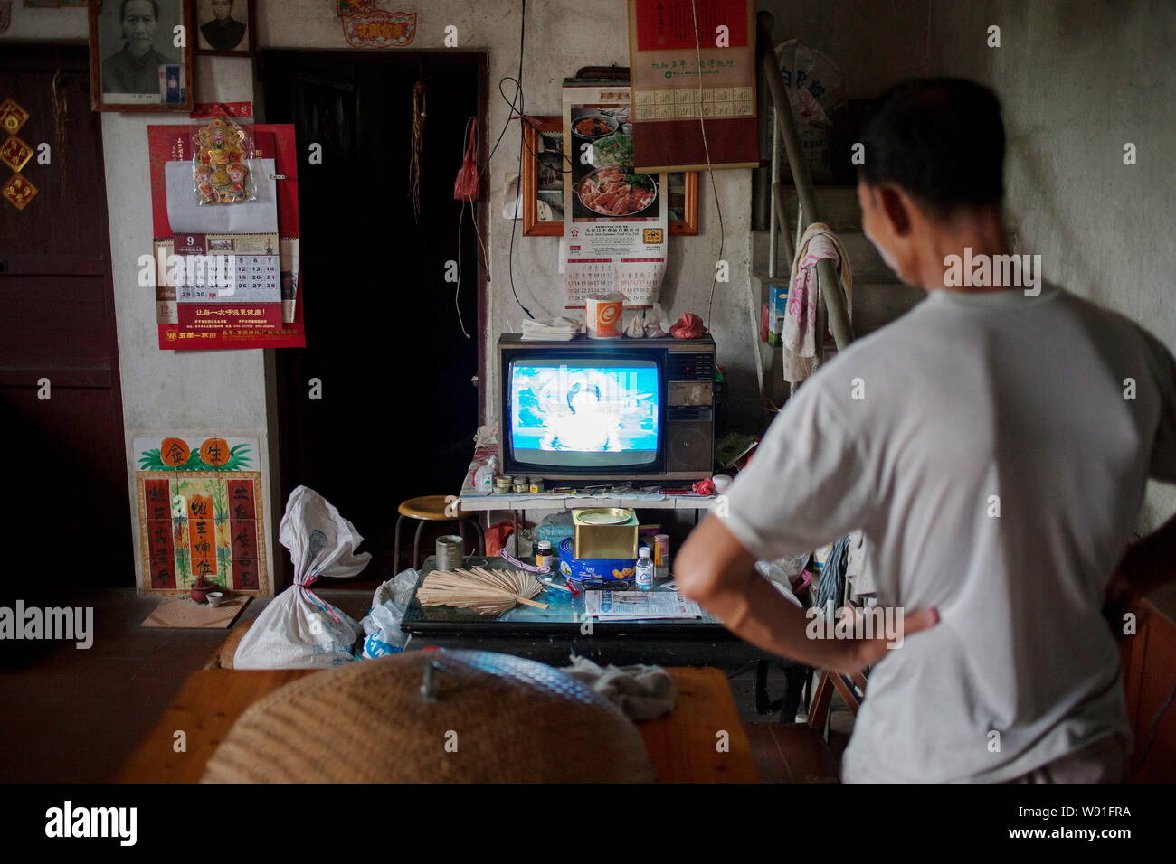 --FILE--cinese abitante Guan Woqiang guardano la televisione nella sua casa nel villaggio di vuoto di Fuheli, del Kaiping, Jiangmen city, a sud Chinas nella provincia di Guangdong, Foto Stock