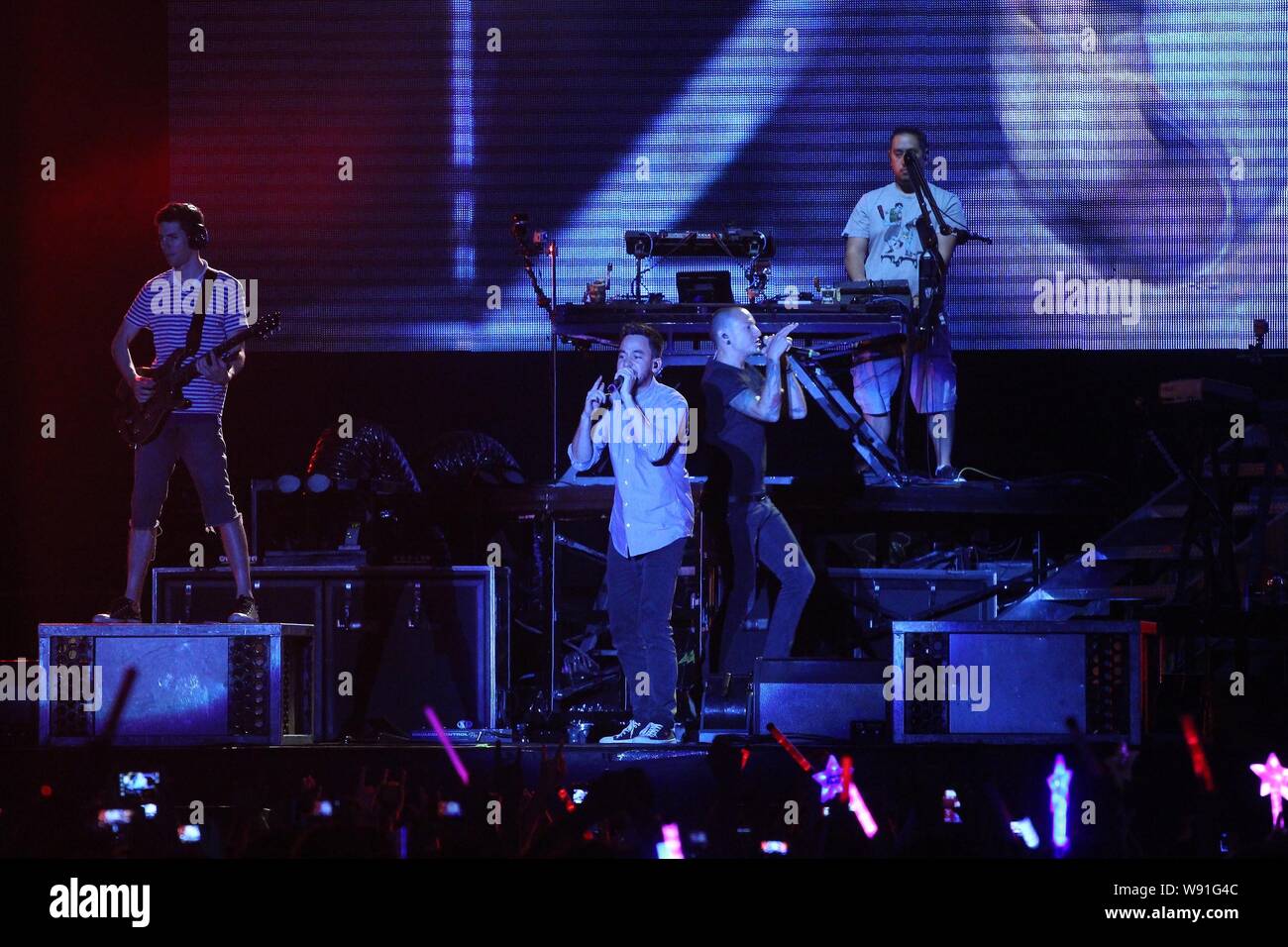 Membri della American rock band Linkin Park eseguire durante un concerto a Taipei, Taiwan, 17 agosto 2013. Foto Stock