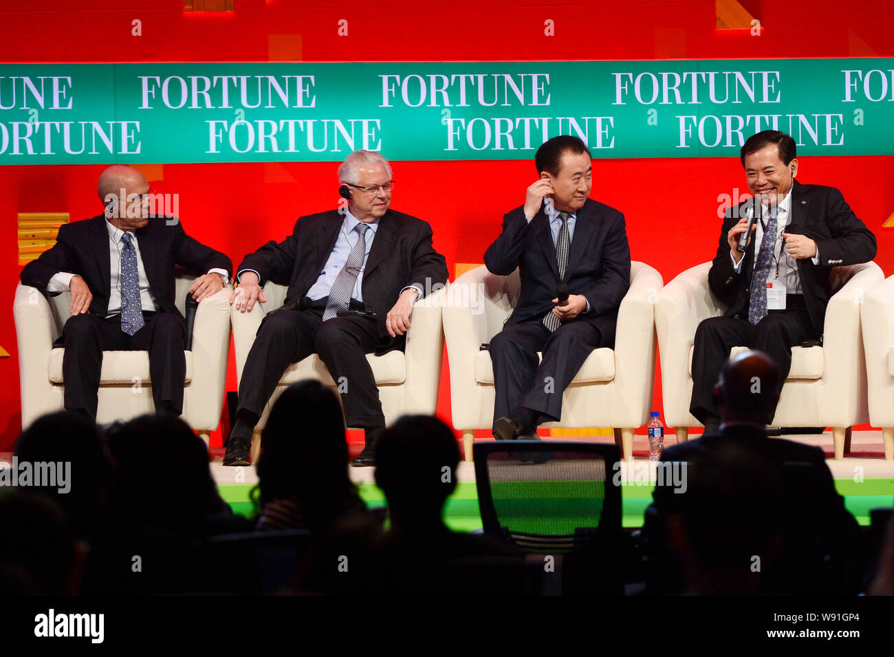 (Da sinistra) Jeffrey Katzenberg, CEO della DreamWorks SKG, Stefano Pessin, Presidente e CEO di Alliance Boots, Wang Jianlin, CEO del gruppo di Wanda, Li Dongsh Foto Stock